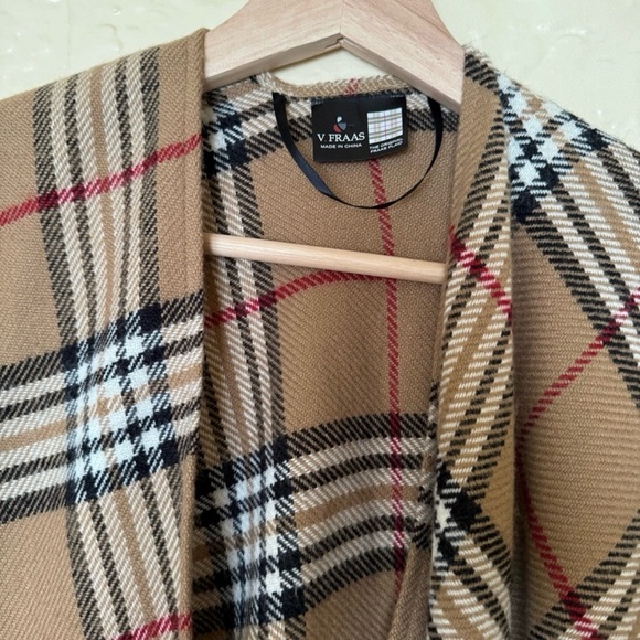 Beautiful Cape/shawl - Picture 2 of 4